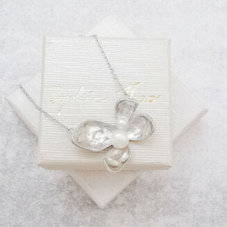 Naszyjnik ze srebra w kształcie storczyka z perłami - 3
