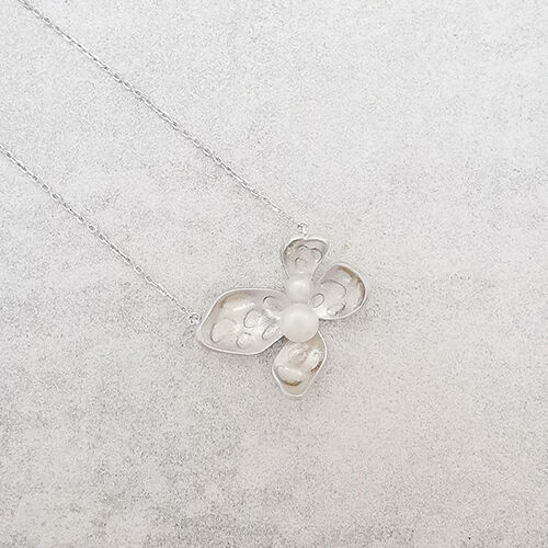 Naszyjnik ze srebra w kształcie storczyka z perłami