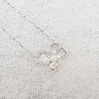 Naszyjnik ze srebra w kształcie storczyka z perłami