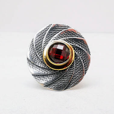 Srebrny artystyczny pierścionek z czerwoną cyrkonią