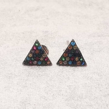 Srebrne kolczyki trójkąty z kolorowymi cyrkoniami.