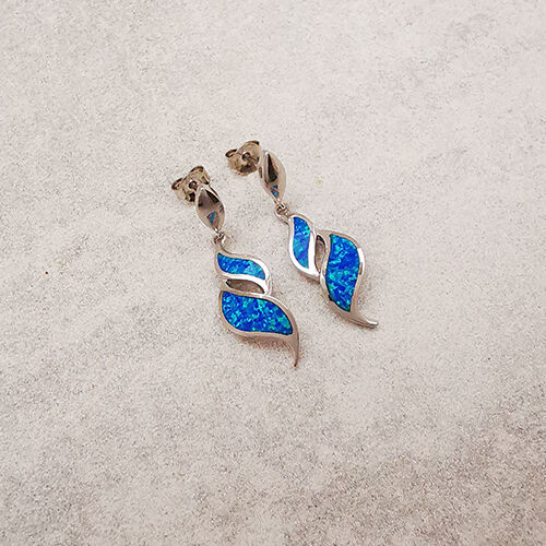 Srebrne kolczyki z opalem o opływowym kształcie