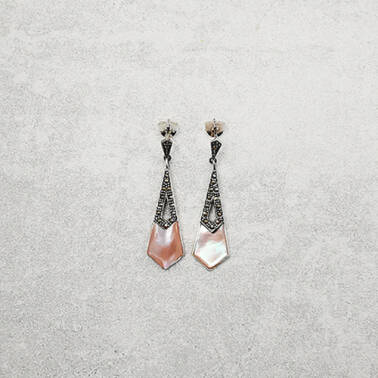 Srebrne kolczyki z masą perłową w geometrycznym kształcie