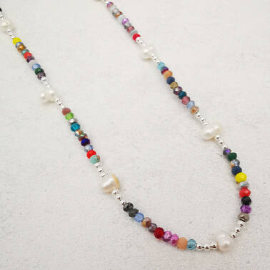 Naszyjnik z kolorowymi kryształkami i perłami