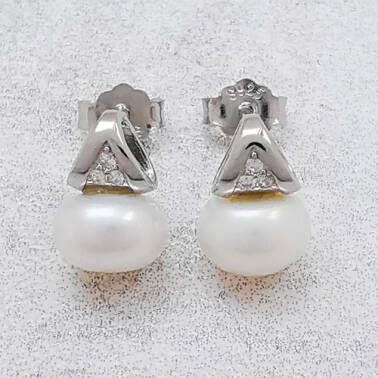 Minimalistyczne kolczyki z perłami 
