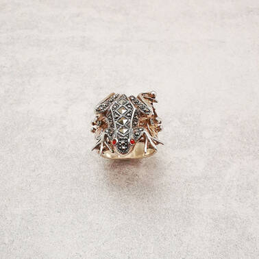 Srebrny pierścionek z markasytami żabka