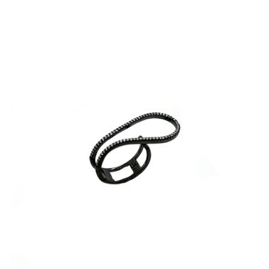 Czarny pierścionek z otwartą obrączką