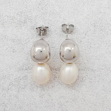 Kolczyki "żuczki" wykonane ze srebra z perłami 