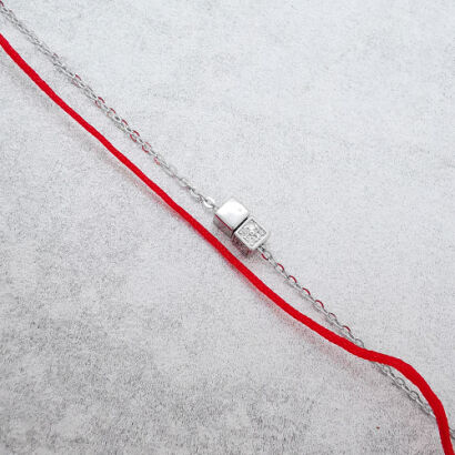 Bransoletka z srebrnymi kostkami zdobione cyrkoniami